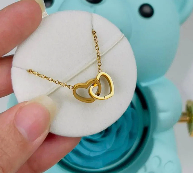 Urso giratório com rosas + colar de coração personalizado com nomes 💖